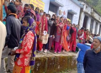 पौड़ी जिले में सभी जगह शांतिपूर्ण रहा मतदान, वोटरों में दिखा गजब का उत्साह,पूर्व सीएम तीरथ सिंह रावत अपने पैतृक गांव में डाला वोट pauri-election-voting