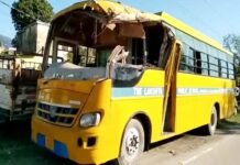 उत्तराखंड : पेड़ से टकराई स्कूल बस, दुखद हादसे में एक बच्ची की मौत, चालक सहित कुछ अन्य बच्चे घायल school bus accident in dehradun