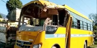 उत्तराखंड : पेड़ से टकराई स्कूल बस, दुखद हादसे में एक बच्ची की मौत, चालक सहित कुछ अन्य बच्चे घायल school bus accident in dehradun