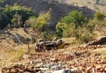 पौड़ी गढ़वाल: धुमाकोट-भौन मार्ग पर गहरी खाई में गिरा ट्रक, चालक घायल Truck fell into deep gorge on Dhumkot-Bhaun road, driver injured