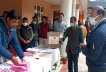 पौड़ी गढ़वाल : चुनाव ड्यूटी में तैनात कार्मिकों के लिए आज से शुरू हुआ मतदान,पोस्टल बैलेट के माध्यम से अपनी पसंद के प्रत्याशी को किया मतदान vote through postal ballot