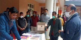 पौड़ी गढ़वाल : चुनाव ड्यूटी में तैनात कार्मिकों के लिए आज से शुरू हुआ मतदान,पोस्टल बैलेट के माध्यम से अपनी पसंद के प्रत्याशी को किया मतदान vote through postal ballot