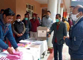 पौड़ी गढ़वाल : चुनाव ड्यूटी में तैनात कार्मिकों के लिए आज से शुरू हुआ मतदान,पोस्टल बैलेट के माध्यम से अपनी पसंद के प्रत्याशी को किया मतदान vote through postal ballot