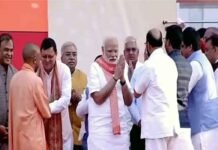 सीएम पुष्कर सिंह धामी यूपी के मुख्यमंत्री योगी आदित्यनाथ के शपथ ग्रहण समारोह में हुए शामिल, दी बधाई योगी आदित्यनाथ