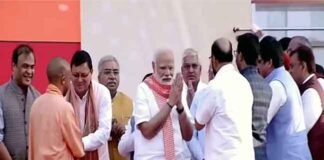 सीएम पुष्कर सिंह धामी यूपी के मुख्यमंत्री योगी आदित्यनाथ के शपथ ग्रहण समारोह में हुए शामिल, दी बधाई योगी आदित्यनाथ