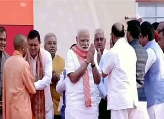 सीएम पुष्कर सिंह धामी यूपी के मुख्यमंत्री योगी आदित्यनाथ के शपथ ग्रहण समारोह में हुए शामिल, दी बधाई योगी आदित्यनाथ