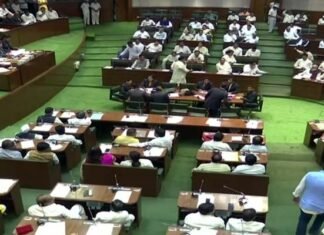 महाराष्ट्र सदन में हंगामा : विधानसभा में राज्यपाल कोश्यारी का विरोध, बजट भाषण जल्द खत्म कर चले गए