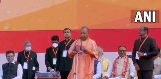 लगातार दूसरी बार यूपी के मुख्यमंत्री बने योगी आदित्यनाथ, 2 उप मुख्यमंत्रियों सहित कुल 53 ने ली मंत्री पद की शपथ, देखें पूरी लिस्ट Yogi Adityanath takes oath as CM