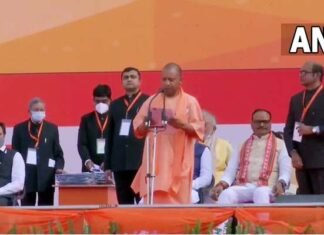 लगातार दूसरी बार यूपी के मुख्यमंत्री बने योगी आदित्यनाथ, 2 उप मुख्यमंत्रियों सहित कुल 53 ने ली मंत्री पद की शपथ, देखें पूरी लिस्ट Yogi Adityanath takes oath as CM