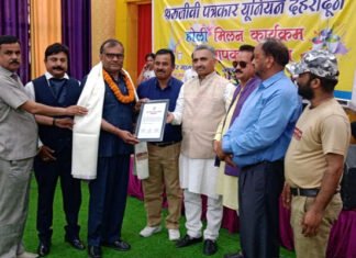 देहरादून मेयर सुनील गामा उनियाल ने किया चमोला को सम्मानित