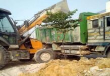 ग्रेटर नोएडा : इधर-उधर मलबा फेंका तो लगेगा तगड़ा जुर्माना, 8 जगह बनें हैं कलेक्शन सेंटर, हेल्पलाइन नंबर पर कॉल करें