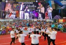 उत्तराखंड होली समारोह: इंदिरापुरम हैबिटेट सेंटर में उमड़ा हुजूम, रोहित और कल्पना चौहान के गीतों पर जमकर थिरके दर्शक