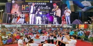 उत्तराखंड होली समारोह: इंदिरापुरम हैबिटेट सेंटर में उमड़ा हुजूम, रोहित और कल्पना चौहान के गीतों पर जमकर थिरके दर्शक