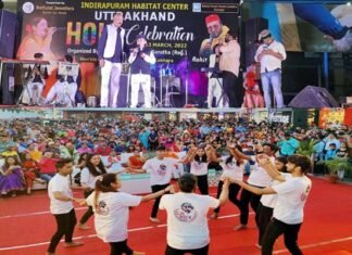 उत्तराखंड होली समारोह: इंदिरापुरम हैबिटेट सेंटर में उमड़ा हुजूम, रोहित और कल्पना चौहान के गीतों पर जमकर थिरके दर्शक