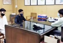 सोशल मीडिया सेंसेशन बन चुके रनिंग बॉय प्रदीप मेहरा की मदद के लिए आगे आये हाथ, डीएम सुहास एलवाई से मुलाकात में हुई ये बातें pradeep mehra with DM suhas LY