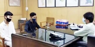 सोशल मीडिया सेंसेशन बन चुके रनिंग बॉय प्रदीप मेहरा की मदद के लिए आगे आये हाथ, डीएम सुहास एलवाई से मुलाकात में हुई ये बातें pradeep mehra with DM suhas LY