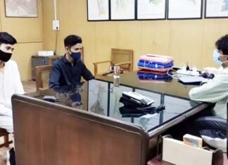 सोशल मीडिया सेंसेशन बन चुके रनिंग बॉय प्रदीप मेहरा की मदद के लिए आगे आये हाथ, डीएम सुहास एलवाई से मुलाकात में हुई ये बातें pradeep mehra with DM suhas LY