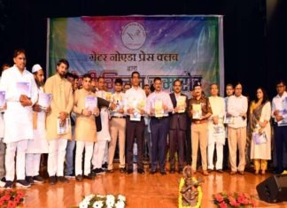 ग्रेटर नोएडा प्रेस क्लब द्वारा आयोजित होली मिलन समारोह में शामिल हुए प्रशासनिक सेवाओं से जुड़े अधिकारी, जनप्रतिनिधि एवं समाज के प्रतिष्ठित लोग