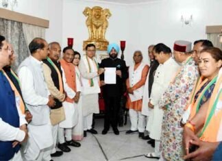 पुष्कर सिंह धामी ने राजभवन पहुंचकर पेश किया सरकार बनाने का दावा, 23 मार्च को लेंगे मुख्यमंत्री पद की शपथ सरकार बनाने का दावा