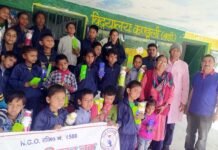 “शिक्षा से शिखर तक” संस्था द्वारा स्कूली बच्चों को बांटी गयी स्टेशनरी