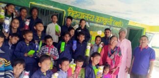 “शिक्षा से शिखर तक” संस्था द्वारा स्कूली बच्चों को बांटी गयी स्टेशनरी