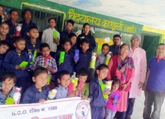 “शिक्षा से शिखर तक” संस्था द्वारा स्कूली बच्चों को बांटी गयी स्टेशनरी