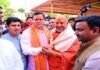 सीएम धामी ने स्वामी यतीन्द्रानन्द गिरी महाराज से भेंट कर आर्शीवाद लिया व रूड़की विधायक के घर कन्या पूजन कार्यक्रम में पूजन किया सीएम धामी स्वामी यतीन्द्रानन्द गिरी महाराज