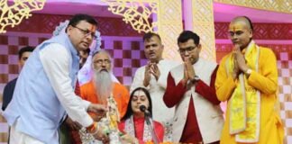 सीएम धामी दिव्य ज्योति जागृति संस्थान द्वारा गांधी पार्क में आयोजित भागवत कथा में हुए शामिल भागवत कथा