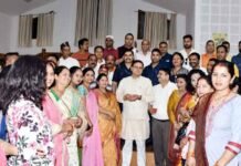 सीएम धामी ने विधायक उमेश शर्मा काऊ के नेतृत्व में बड़ी संख्या में रायपुर क्षेत्रवासियों से की मुलाकात सीएम धामी रायपुर क्षेत्रवासियों