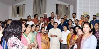 सीएम धामी ने विधायक उमेश शर्मा काऊ के नेतृत्व में बड़ी संख्या में रायपुर क्षेत्रवासियों से की मुलाकात सीएम धामी रायपुर क्षेत्रवासियों