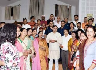 सीएम धामी ने विधायक उमेश शर्मा काऊ के नेतृत्व में बड़ी संख्या में रायपुर क्षेत्रवासियों से की मुलाकात सीएम धामी रायपुर क्षेत्रवासियों