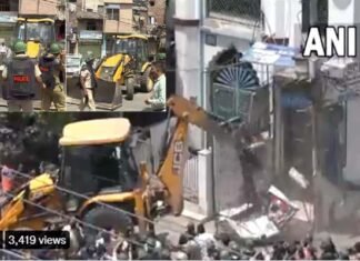 दिल्ली के जहांगीरपुरी में चला MCD का बुलडोजर, सुप्रीम कोर्ट के आदेश पर रुकी कार्रवाई MCD's bulldozer ran in Delhi's Jahangirpuri