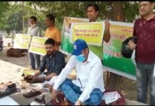 स्कूलों में फीस बढ़ोतरी पर अभिभावकों ने सड़क किनारे बैठ जूते पॉलिश कर जताया विरोध Parents protested by polishing shoes