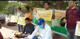 स्कूलों में फीस बढ़ोतरी पर अभिभावकों ने सड़क किनारे बैठ जूते पॉलिश कर जताया विरोध Parents protested by polishing shoes