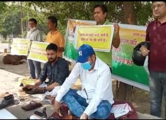 स्कूलों में फीस बढ़ोतरी पर अभिभावकों ने सड़क किनारे बैठ जूते पॉलिश कर जताया विरोध Parents protested by polishing shoes