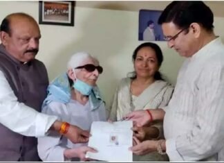 उत्तराखंड: बुजुर्ग महिला ने राहुल गांधी के नाम की अपनी पूरी संपत्ति, जानिए क्या बताई वजह Elderly woman Pushpa Munjial gave all her property in the name of Rahul Gandhi