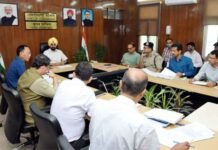 मुख्य सचिव ने सड़क सुरक्षा को लेकर गठित समिति द्वारा दिए निर्देशों के अनुपालन के सम्बन्ध में सम्बन्धित विभागों के अधिकारियों के साथ की बैठक सड़क सुरक्षा