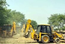 भू माफियाओं पर चला ग्रेटर नोएडा प्राधिकरण का बुल्डोजर, 15 हजार वर्ग मीटर जमीन कराई अवैध कब्जे से मुक्त भू माफियाओं पर चला ग्रेटर नोएडा प्राधिकरण का बुल्डोजर