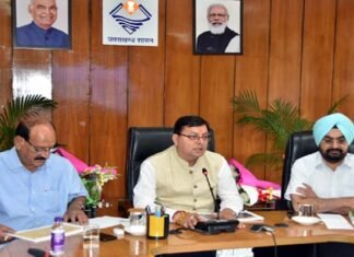 उत्तराखंड: सभी अधिकारी-कर्मचारी समय पर ऑफिस पहुंचे, पूर्ण मनोयोग से कार्य करें, जन प्रतिनिधियों के फोन उठायें, मुख्यमंत्री ने दिए सख्त निर्देश, cm-dhami-in-action