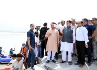 सीएम धामी ने टनकपुर स्थित शारदा घाट में नदी से हो रहे कटाव एवं उसके बचाओ हेतु हो रहे कार्यों का किया स्थलिय निरीक्षण cm-dhami-in-tanakpur