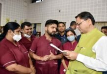 सीएम धामी ने मुख्य सेवक सदन में सभी आगन्तुकों से व्यक्तिगत रूप से भेंट कर उनकी समस्यायें सुनी, सम्बन्धित अधिकारियों को दिये समाधान के निर्देश समस्यायें सुनी