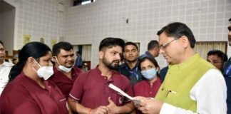 सीएम धामी ने मुख्य सेवक सदन में सभी आगन्तुकों से व्यक्तिगत रूप से भेंट कर उनकी समस्यायें सुनी, सम्बन्धित अधिकारियों को दिये समाधान के निर्देश समस्यायें सुनी
