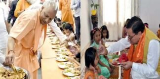 रामनवमी के मौके पर सीएम योगी और पुष्कर सिंह धामी ने कन्या पूजन कर कराया भोजन