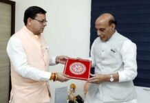 मुख्यमंत्री पुष्कर सिंह धामी ने नई दिल्ली में केंद्रीय रक्षा मंत्री राजनाथ सिंह से शिष्टाचार भेंट की राजनाथ सिंह पुष्कर सिंह धामी