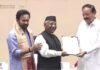 गढ़रत्न नरेन्द्र सिंह नेगी को मिला संगीत नाटक अकादमी पुरस्कार, नई दिल्ली के विज्ञान भवन में उपराष्ट्रपति ने किया सम्मानित Narendra Singh Negi received the Sangeet Natak Akademi Award