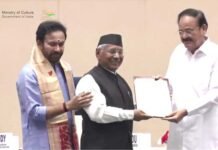 गढ़रत्न नरेन्द्र सिंह नेगी को मिला संगीत नाटक अकादमी पुरस्कार, नई दिल्ली के विज्ञान भवन में उपराष्ट्रपति ने किया सम्मानित Narendra Singh Negi received the Sangeet Natak Akademi Award