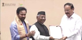 गढ़रत्न नरेन्द्र सिंह नेगी को मिला संगीत नाटक अकादमी पुरस्कार, नई दिल्ली के विज्ञान भवन में उपराष्ट्रपति ने किया सम्मानित Narendra Singh Negi received the Sangeet Natak Akademi Award