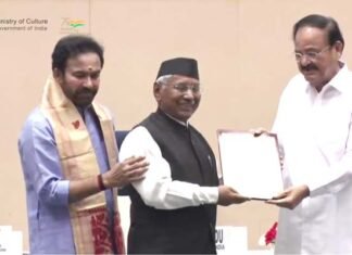गढ़रत्न नरेन्द्र सिंह नेगी को मिला संगीत नाटक अकादमी पुरस्कार, नई दिल्ली के विज्ञान भवन में उपराष्ट्रपति ने किया सम्मानित Narendra Singh Negi received the Sangeet Natak Akademi Award