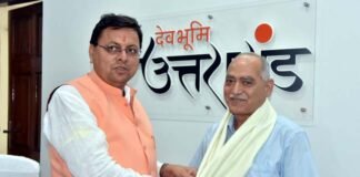 सीएम धामी ने मुख्यमंत्री के मुख्य सुरक्षा अधिकारी को सेवानिवृत्ति पर शॉल भेंट कर किया सम्मानित CM Dhami honored his Chief Security Officer