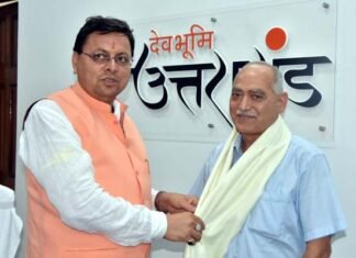 सीएम धामी ने मुख्यमंत्री के मुख्य सुरक्षा अधिकारी को सेवानिवृत्ति पर शॉल भेंट कर किया सम्मानित CM Dhami honored his Chief Security Officer